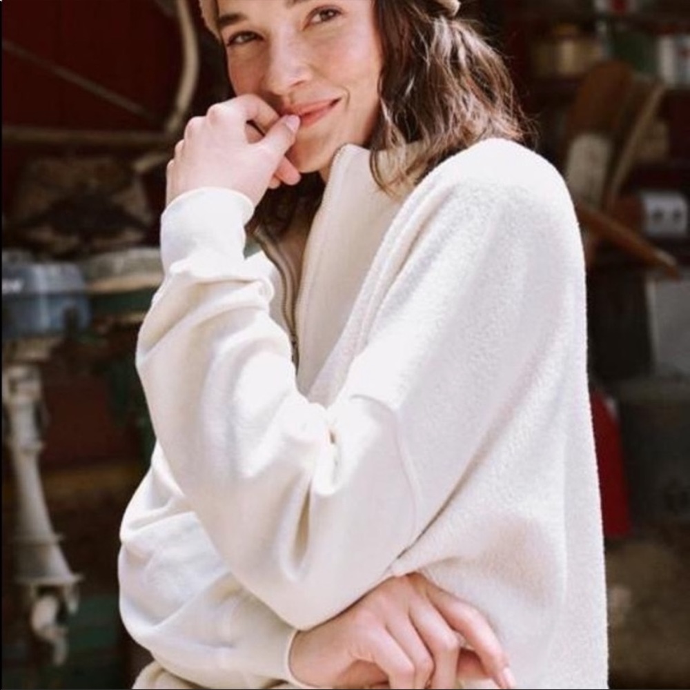 The Great. Trail Pullover Fleece Sweatshirt in Washed White. Size 0.